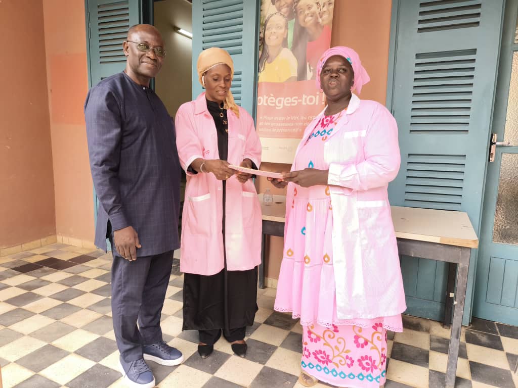 Fanta Sidibé, nouvelle sage-femme de l’île de Gorée succède à Thiané admise à faire valoir ses droits à la retraite. La cérémonie s’est tenue en présence de l’Infirmier Chef de Poste, du Secrétaire exécutif du Comité de Développement Sanitaire et Simone conseillère municipale.
