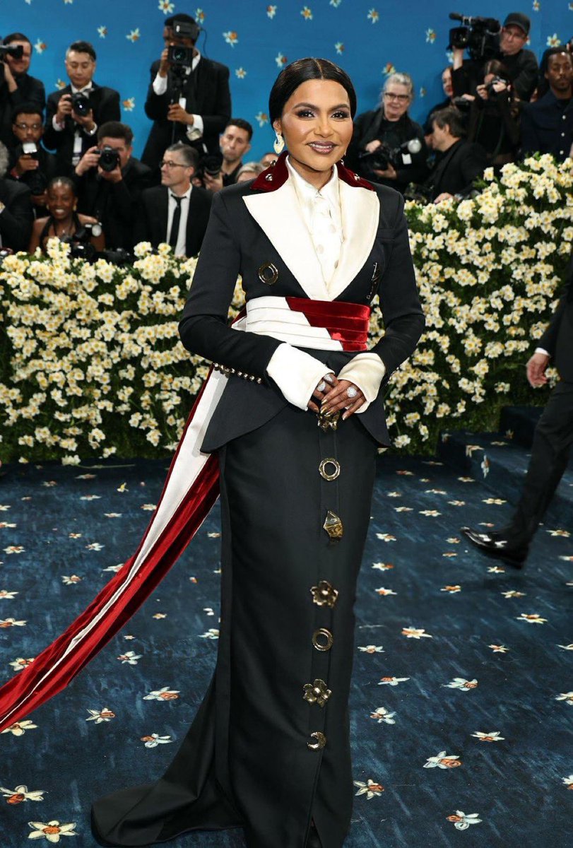Mindy Kaling arrived at the 2025 met gala. #metgala
