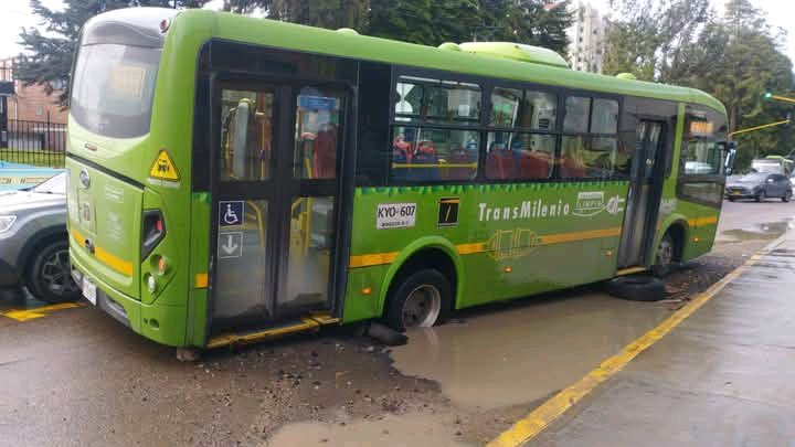 elcarruseldeand's tweet photo. #DEHOY 📌👇
En la carrera 116 entre 17 y 18 en #Fontibon, no hay paso al parecer debido a un nuevo percance esta vez con un bus del SITP por un cráter, en pasados días habríamos hecho una nota en el que un furgón quedó en la misma condición. https://t.co/Q5DoM46MBe