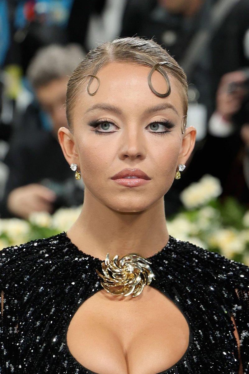 ssweeneybra's tweet photo. 📸 FACE CARD! Sydney Sweeney comparece ao Met Gala 2025 celebrando "Superfine: Tailoring Black Style" no Metropolitan Museum of Art em 5 de maio de 2025 na cidade de Nova York. https://t.co/5rzflWrkKd
