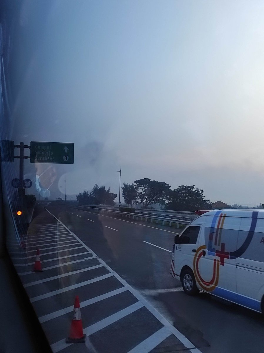 DWINGRH_'s tweet photo. Diarahkan petugas keluar lewat Bangil. https://t.co/w0JbK4Rvbc