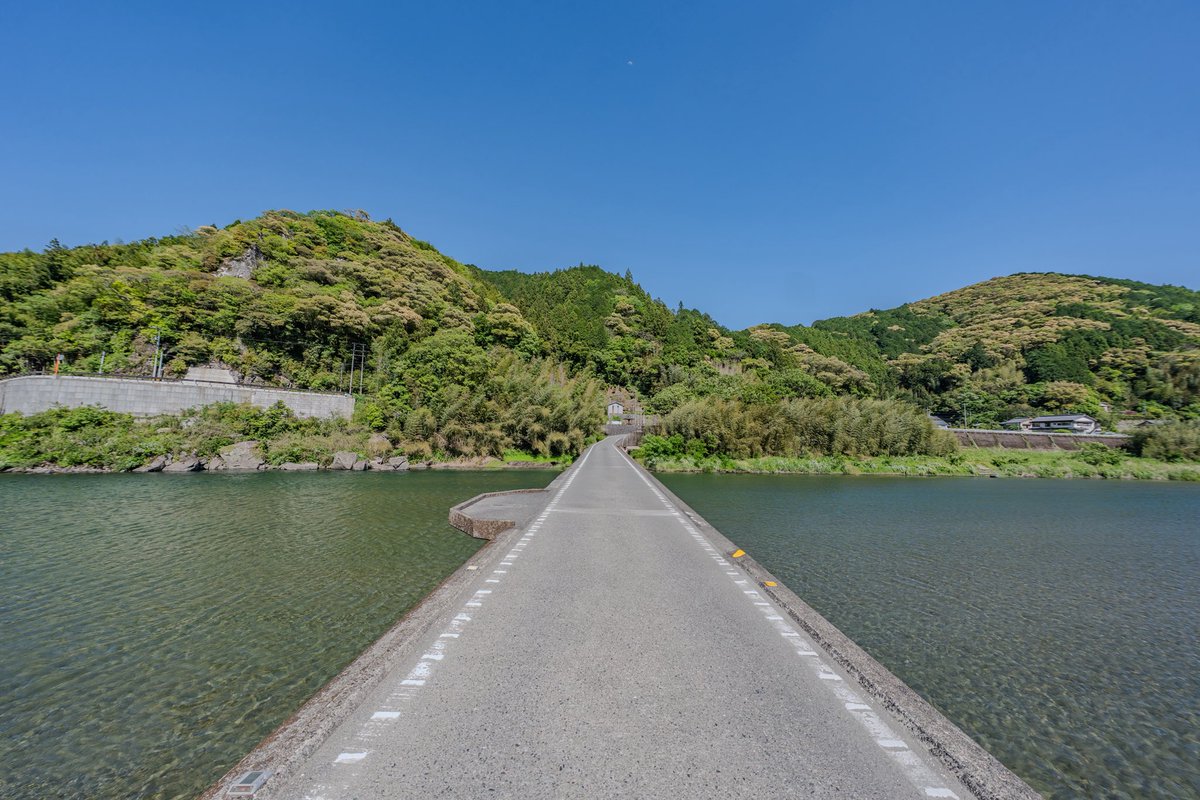 Himajinjijii's tweet photo. 欄干無しの沈下橋の風景
#名越屋沈下橋 #風景写真
#floatingbridge https://t.co/QgHCE7JhPx