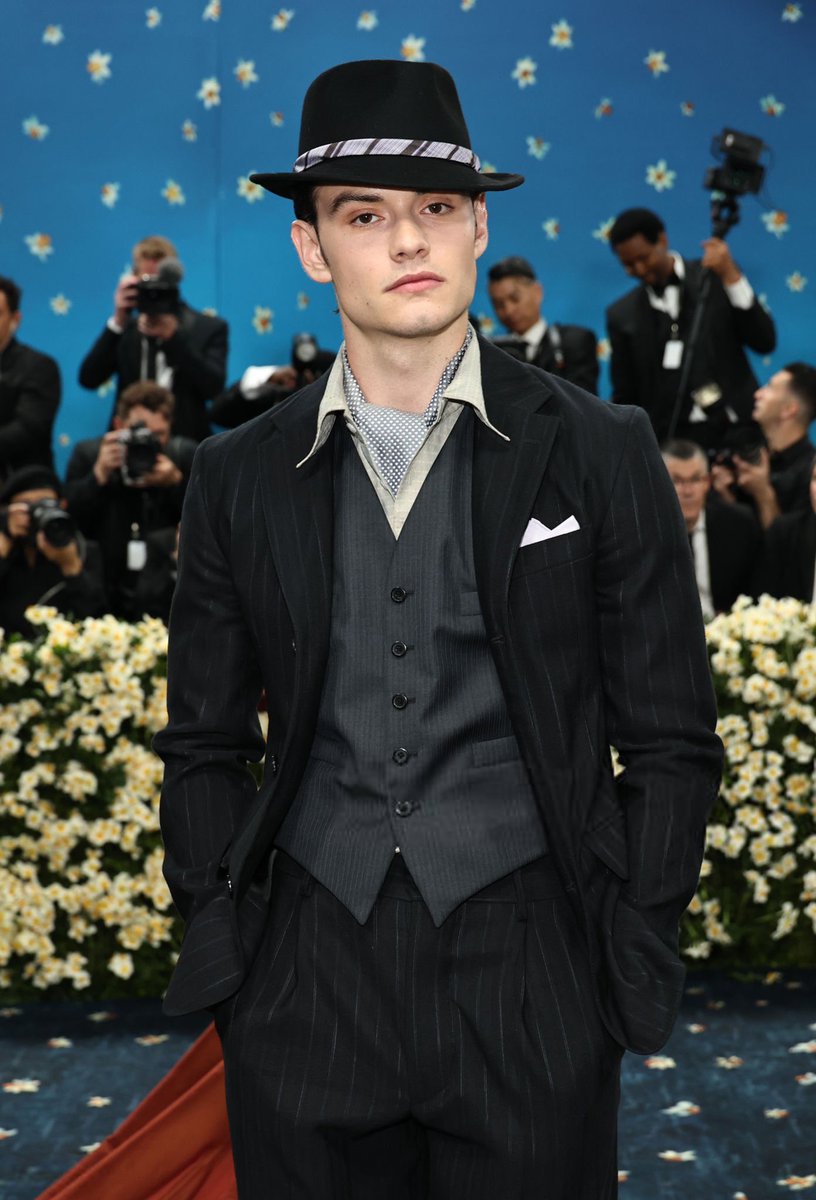 Louis Partridge marca presença pela primeira vez no blue carpet do Met Gala 2025. 🥺🤍