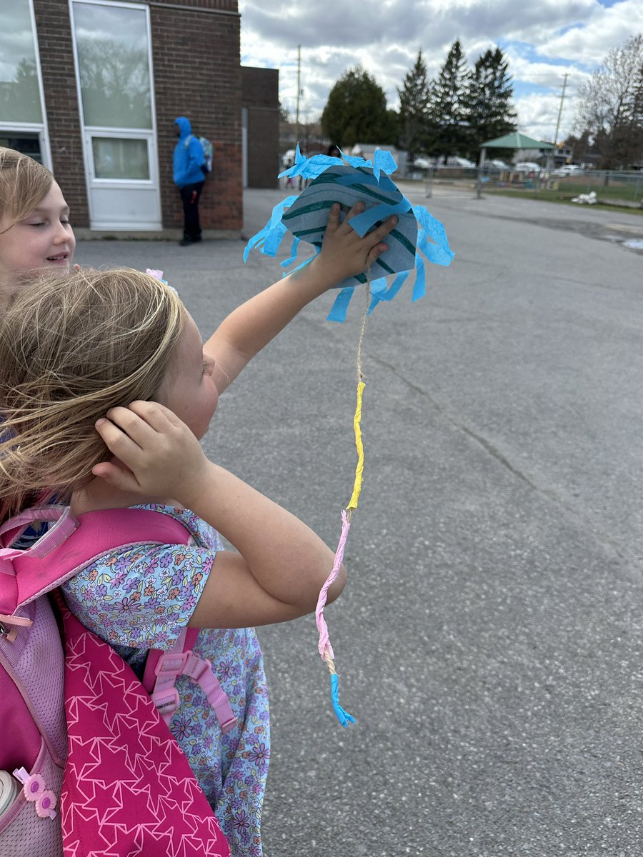 MrsLucas_OCT's tweet image. On Friday, we made kites! So much discussion about the shapes needed or the length of string. We needed a windy day and Friday was perfect! #ocsbMath #ocsbDeepLearning #ocsbEco #ocsbArts
