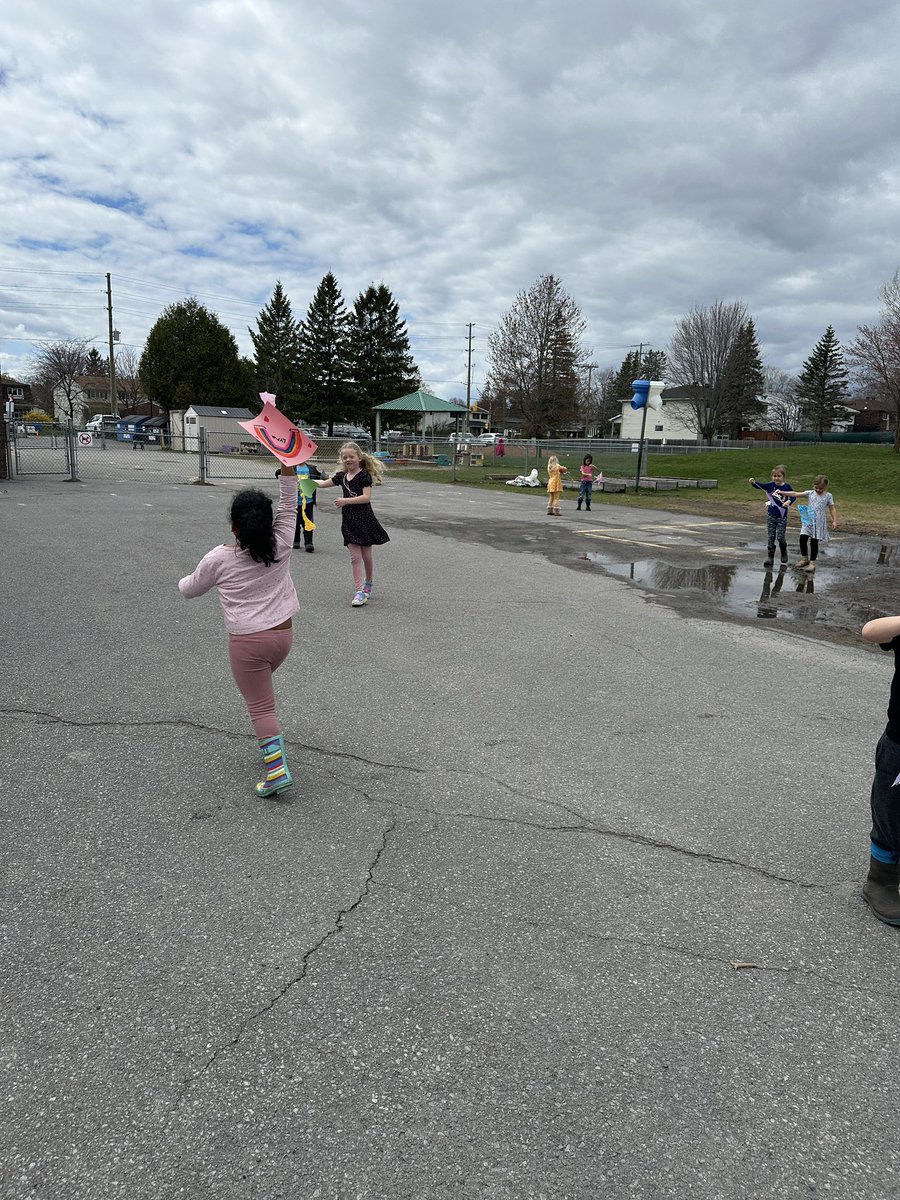 MrsLucas_OCT's tweet image. On Friday, we made kites! So much discussion about the shapes needed or the length of string. We needed a windy day and Friday was perfect! #ocsbMath #ocsbDeepLearning #ocsbEco #ocsbArts