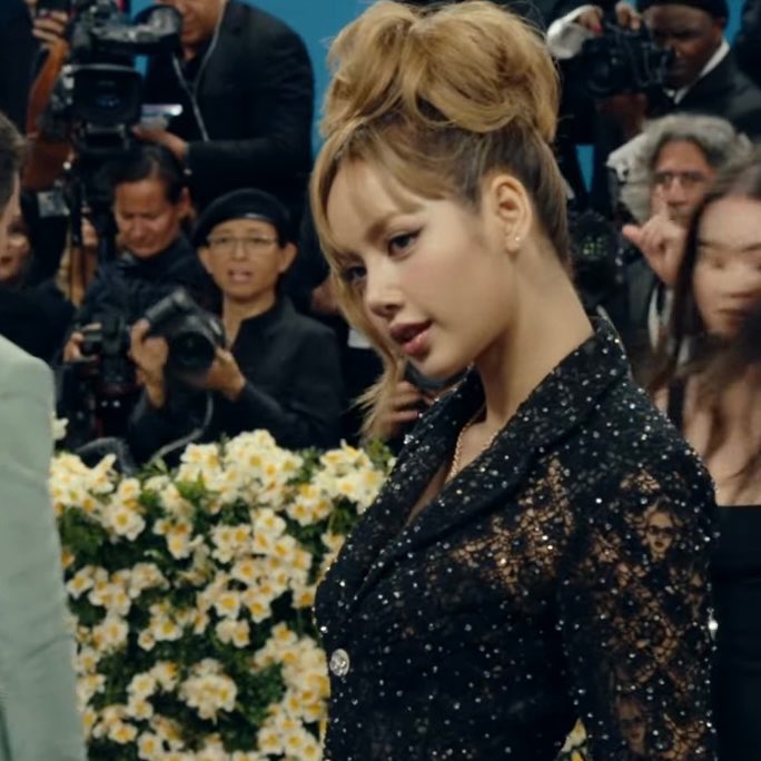 Lisa is here effortlessly stunning with vintage glam vibes and that signature charisma!!!

LISA MET GALA DEBUT 
#LISAxMetGala2025 #MetGala
#MetGala2025 <a href="/wearelloud/">LLOUD</a>