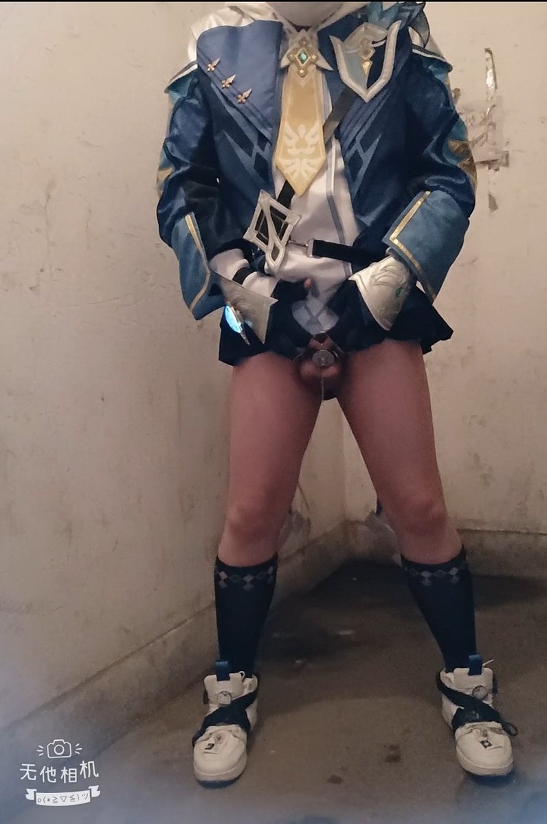 是不是以为——我会过两天再发后续
我直接速更！
秘密（3）
原来小骑士被锁了鸭～这下想用也用不了吧，哈哈
“才不是！我会解开的”
站好，比个耶——对，就这样～哦呀，小骑士管不住自己吗～一边说着一边把手探向了小骑士的下面
虽然地上确实不介意加上你的水就是了～
“呜呜别弄了 我 我憋不住了！”