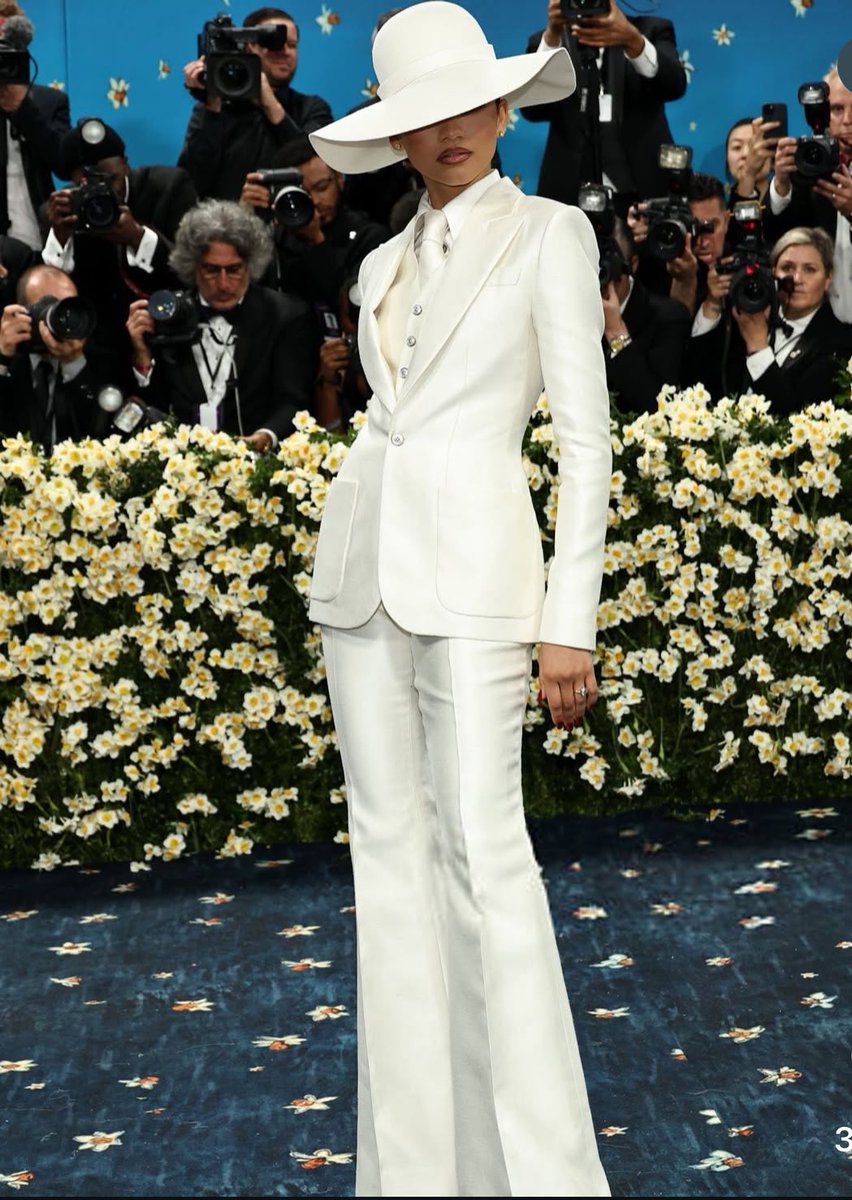 WhatDoesChimene's tweet image. Zendaya! Sis-you never miss! #MetGala