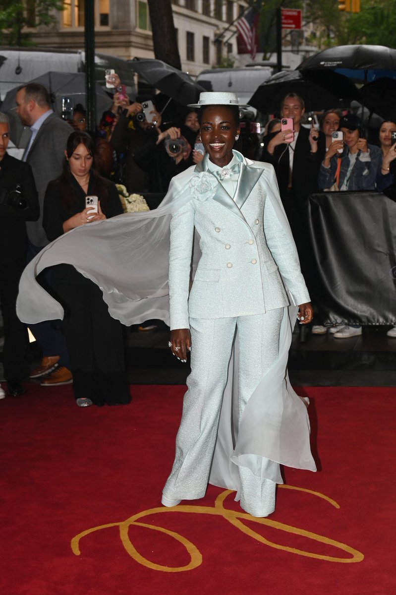 WejdanalmalkiF's tweet image. لوبيتا نيونغ وجيني من شانيل، مين فتاة شانيل الأفضل؟

#MetGala2025
#JENNIE 
#Lupita
