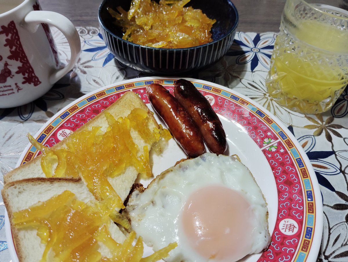 daigo_okazaki's tweet photo. 外は雨。萌葱色の木々がうれしそう。休日のゆったりして朝食は、昨日もいで作った夏みかんマーマレードと夏みかんジュースが主役。 https://t.co/sHryfp4tqD