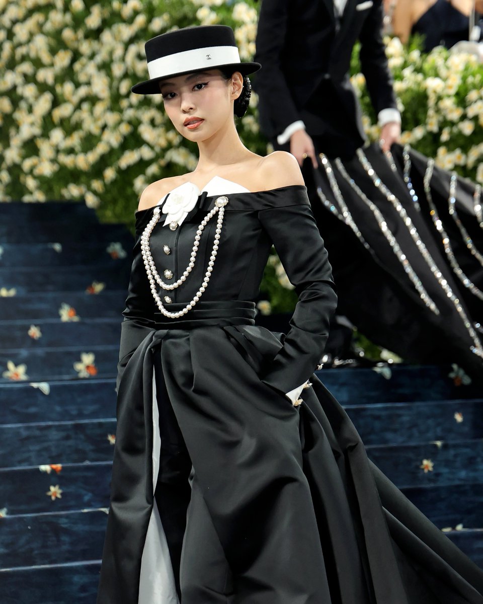 WejdanalmalkiF's tweet image. لوبيتا نيونغ وجيني من شانيل، مين فتاة شانيل الأفضل؟

#MetGala2025
#JENNIE 
#Lupita