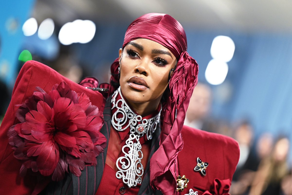 【 #メットガラ 速報】 #MetGala  

今夜のライブ配信司会のテヤナ・テイラー。

レッドカーペットのまとめはこちら: voguejapan.visitlink.me/yUdPYc