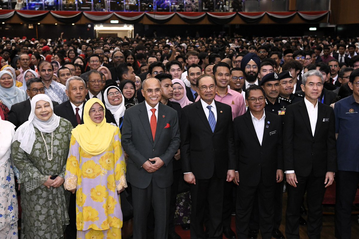 Mohd Shukri Ab Yajid (@mohdshukriyajid) on Twitter photo Accompanied YAB Dato' Seri Anwar Ibrahim, Prime Minister, during his engagement with over 4,000 IPTS students nationwide at the "Temu Anwar" event held at <a href="/MSUmalaysia/">๐บ MSU Malaysia</a> Insightful and positive energy among the young ones. <a href="/MOHEOfficial/">Kementerian Pendidikan Tinggi</a> <a href="/ZambryOfficial/">Zambry Abd Kadir</a> <a href="/anwaribrahim/">Anwar Ibrahim</a> #TemuAnwar Accompanied YAB Dato' Seri Anwar Ibrahim, Prime Minister, during his engagement with over 4,000 IPTS students nationwide at the "Temu Anwar" event held at <a href="/MSUmalaysia/">๐บ MSU Malaysia</a> Insightful and positive energy among the young ones. <a href="/MOHEOfficial/">Kementerian Pendidikan Tinggi</a> <a href="/ZambryOfficial/">Zambry Abd Kadir</a> <a href="/anwaribrahim/">Anwar Ibrahim</a> #TemuAnwar