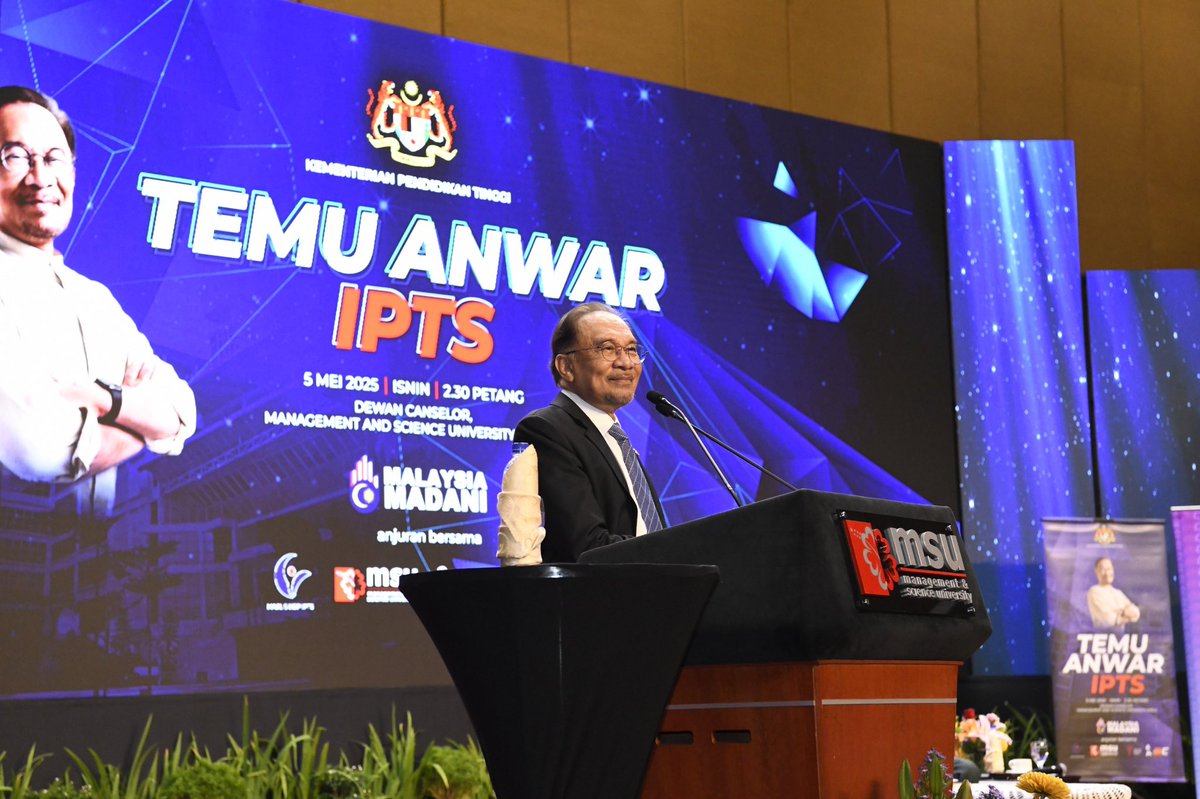 MohdShukriYajid's tweet photo. Accompanied YAB Dato' Seri Anwar Ibrahim, Prime Minister, during his engagement with over 4,000 IPTS students nationwide at the "Temu Anwar" event held at @MSUmalaysia Insightful and positive energy among the young ones.  @MOHEOfficial @ZambryOfficial @anwaribrahim #TemuAnwar https://t.co/ciPmJnkGD1