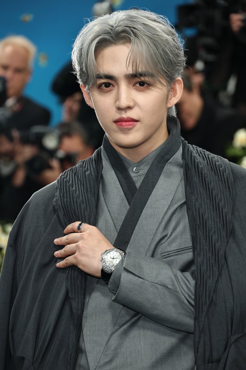 【#メットガラ 2025】#SEVENTEEN #エスクプス（S.COUPS）が到着！ ウエアは自身がアンバサダーを務める「ボス」。

▼レッドカーペットドレス速報はこちら
bit.ly/433JAwf

#METGala #METGala2025 #SCOUPS #SCOUPSxBOSS #에스쿱스