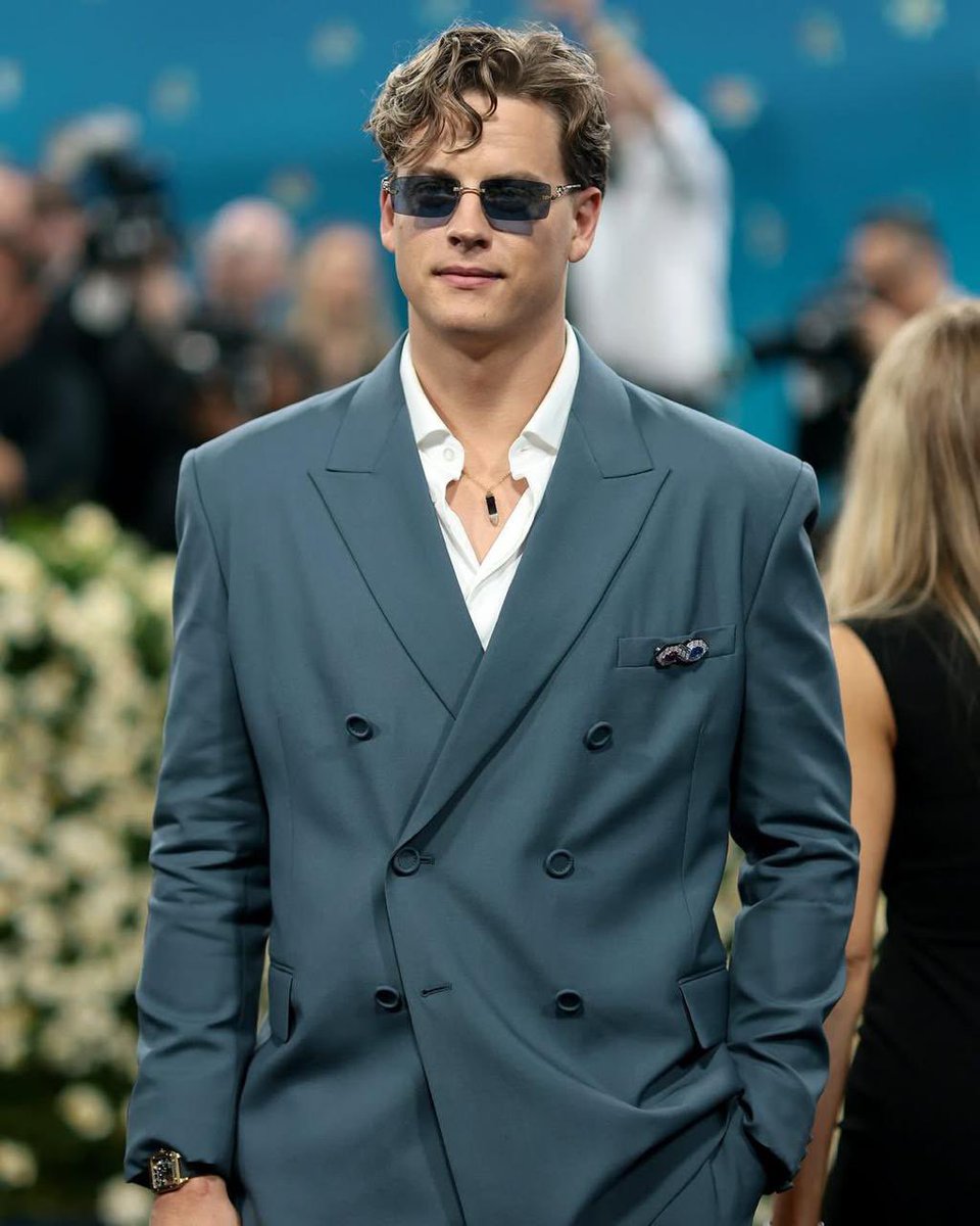aaleteoo's tweet photo. Joe Burrow en la Met Gala 2025 👀
#joeburrow #aleteo #metgala #metgala2025 https://t.co/G6CpFwcbAV