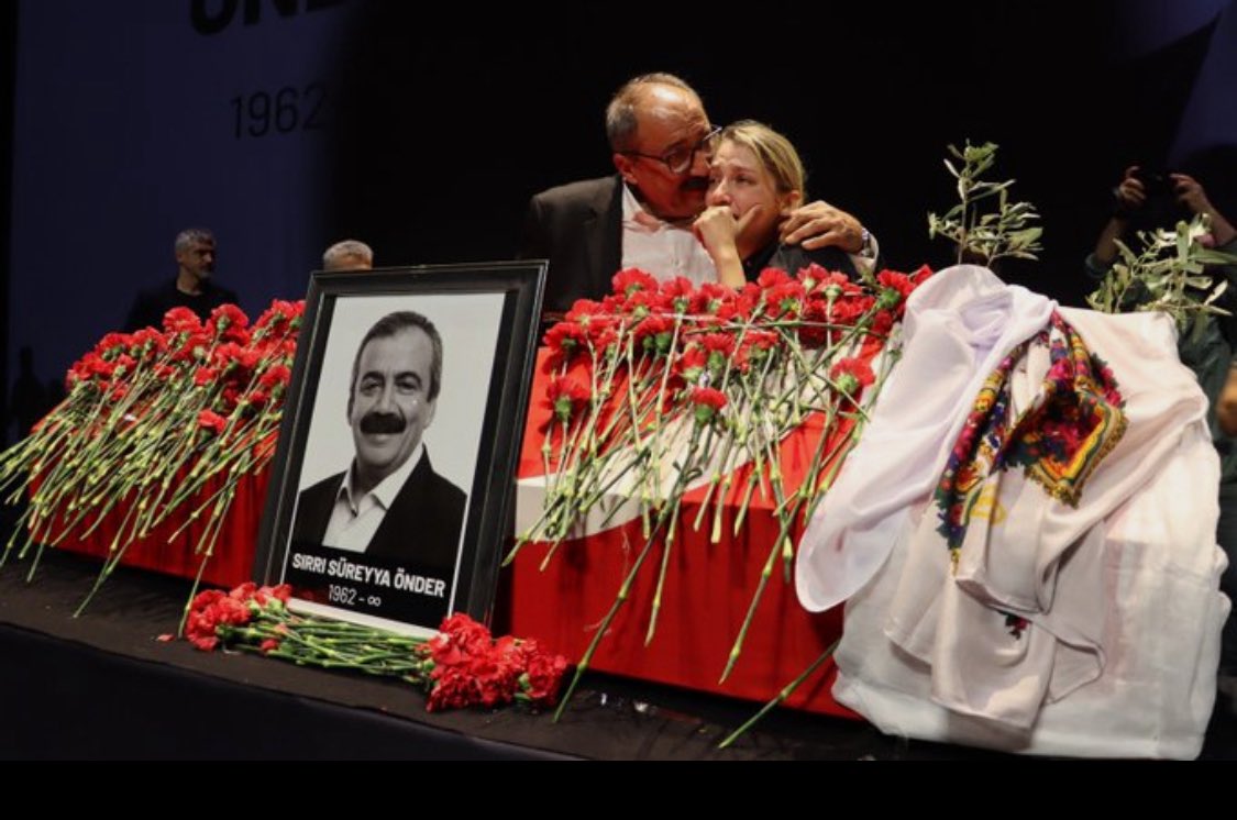 ''Bir tek mülk edinmeden, ikinci bir kazağı almadan, kimseden bir şey istemeden, borçsuz ve harçsız, boğazını değil, onurunu besleyerek yaşadığın bu dünyadan gidiyorsun baba..''

Ne güzel bir “insan”dı.
Babacan,
Nezaketli,
Merhametli..

İyi kalpli insanlar çok yaşasın! 
Ama bunca