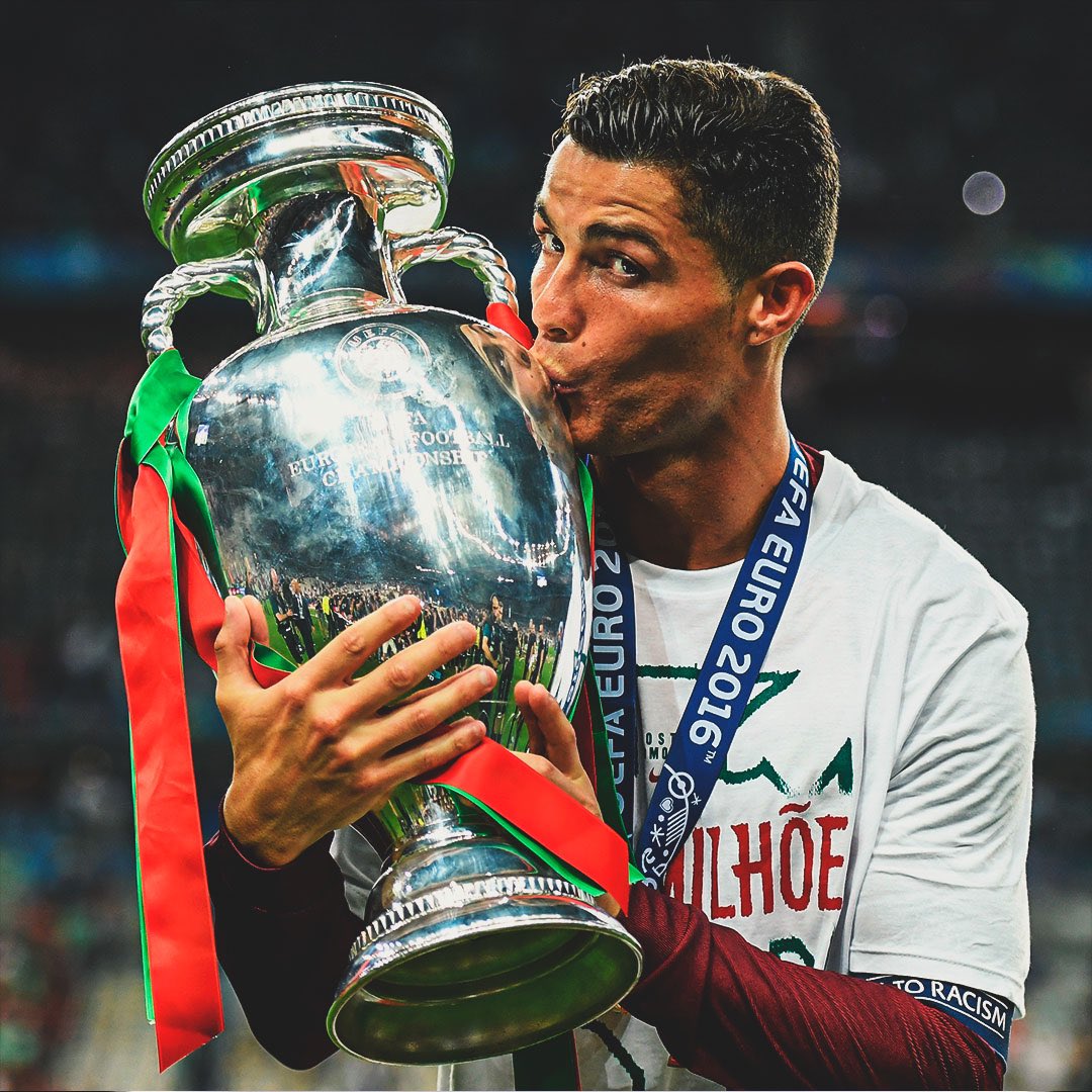 Noitedecopa's tweet photo. 🇵🇹 x 🇧🇷 | Comparativo Cristiano Ronaldo x Rony desde a temporada 22/23: 

🇵🇹 | Cristiano Ronaldo: 

⚔️ 124 jogos 
⚽️ 100 gols 
🅰️ 21 assistências 
🅿️ 121 participações em gols! 
📊 Média de 0,97 participações por jogo!  

🇧🇷 | Rony Rústico: 

⚔️ 202 jogos 
⚽️ 54 gols 
🅰️ 19 assistências 
🅿️ 73 participações em gols! 
📊 Média de 0,36  participações por jogo!  
🏆🏆 BRASILEIRÃO 
🏆 SUPERCOPA DO BRASIL

📰 Noite de Copa | Dep. de Estatísticas