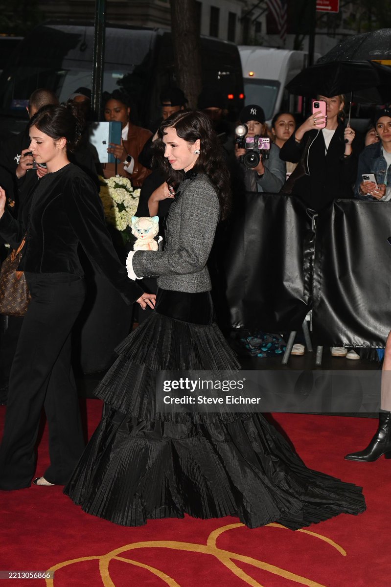 clairodailys's tweet image. Clairo on her way to the #MetGala 🍇