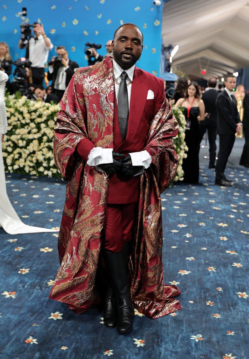 It’s such a breath of fresh air to see the men nail the Met Gala theme and be creative for once!!