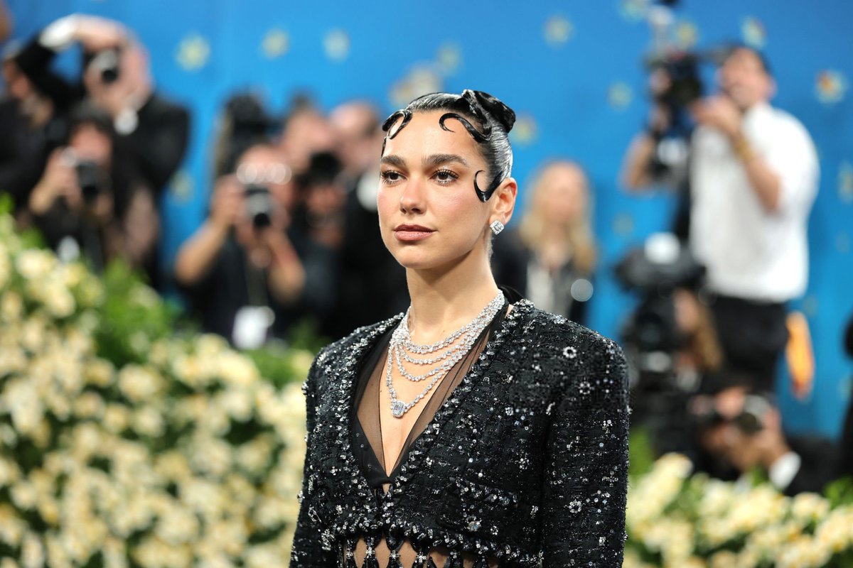 duadailycom's tweet photo. x76 HQs of Dua Lipa, with Callum Turner, at the 2025 #MetGala Red Carpet
https://t.co/KGnWyTDkVf https://t.co/VPxvjXoPSU