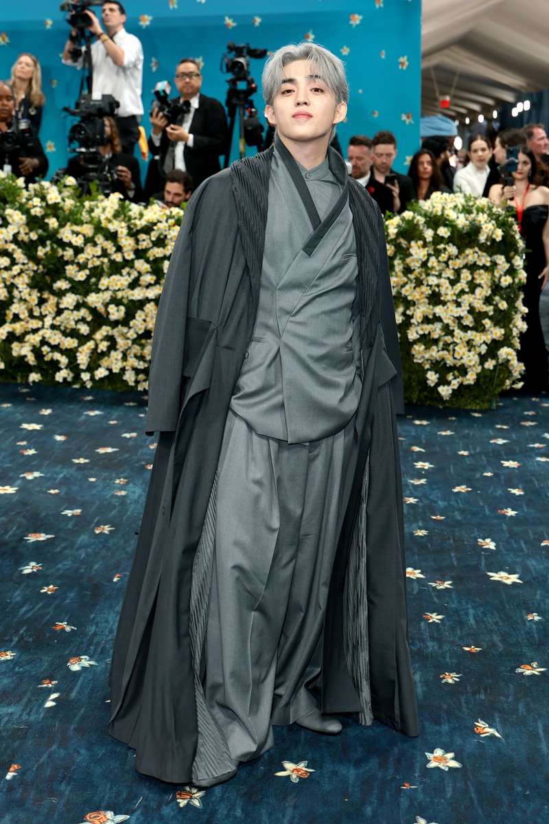 soft_s_coups's tweet photo. SCOUPS AT THE MET GALA
#SCOUPS #MetGala #MetGala2025 @pledis_17 https://t.co/AijKdIhkdV
