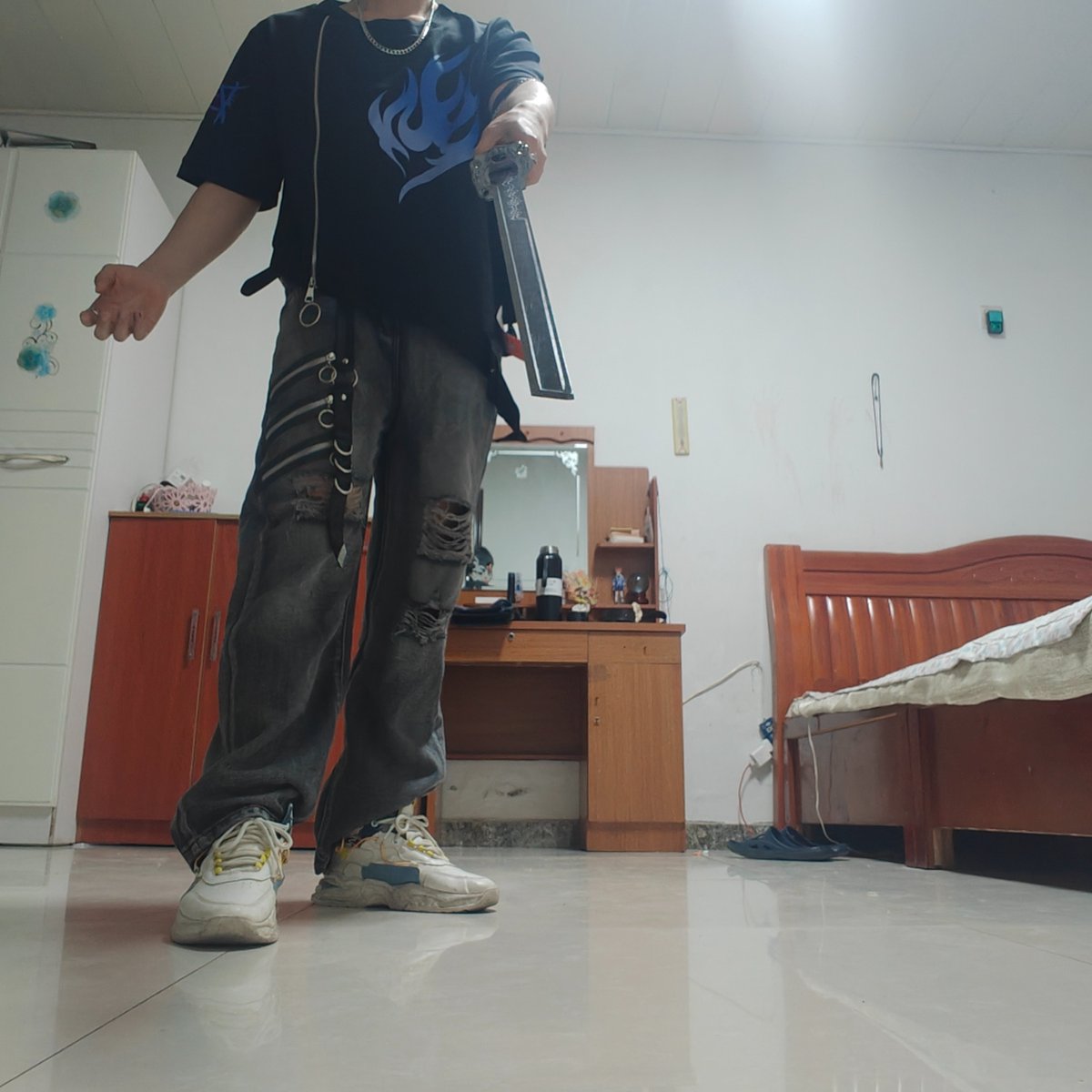 嗯哼？你想做什么，挑衅我？是准备好被我一刀打败吗？