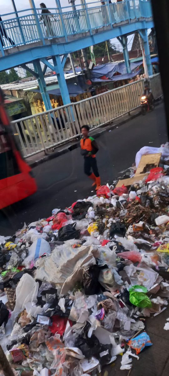 prastow's tweet photo. Pelayanan prima itu bisa!

Tgl 2 Mei pagi, sahabat saya yang biasa naik transportasi umum melaporkan tumpukan sampai di Halte TJ Tanah Abang Explorer. Sangat buruk dan mengganggu. Kami langsung teruskan ke Dinas Lingkungan Hidup DKI. Dalam hitungan menit sampai tersebut diangkut semua. 

Pagi ini 6 Mei, sahabat saya mengirimkan laporan pandangan mata, area tersebut terjaga bersih rapi. Petugas sigap membersihkan. Soal sampah memang butuh kerja sama. Warga yang membuang juga perlu disiplin waktu. 

Saya optimis dengan kerja sama warga bareng petugas, Jakarta yang bersih, sehat, indah bukan mimpi. Terima kasih para petugas kebersihan dan warga Jakarta. Kita bisa 🔥💪🇮🇩