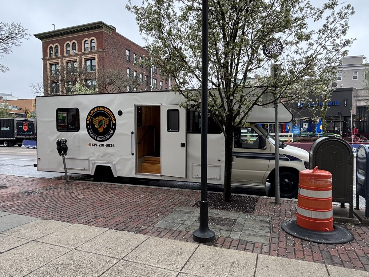 CommonNotMiddle's tweet image. Mobile barbershop in Cambridge Central Sq. There’s a need for such services but not here. A mobile shop 
 can reach remote/ immobile customers. Instead it takes up multiple parking spots in an existing district. Spots for customers of rent paying barbers already located here.