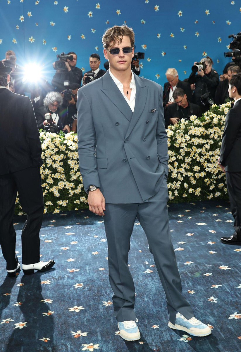 PaulaL1D's tweet photo. I WILL NEVER MOVE ON THE FACT THAT I SAW JOE BURROW AT THE MET GALA

LIKE LOOK AT HIM https://t.co/lGEgENyGWp