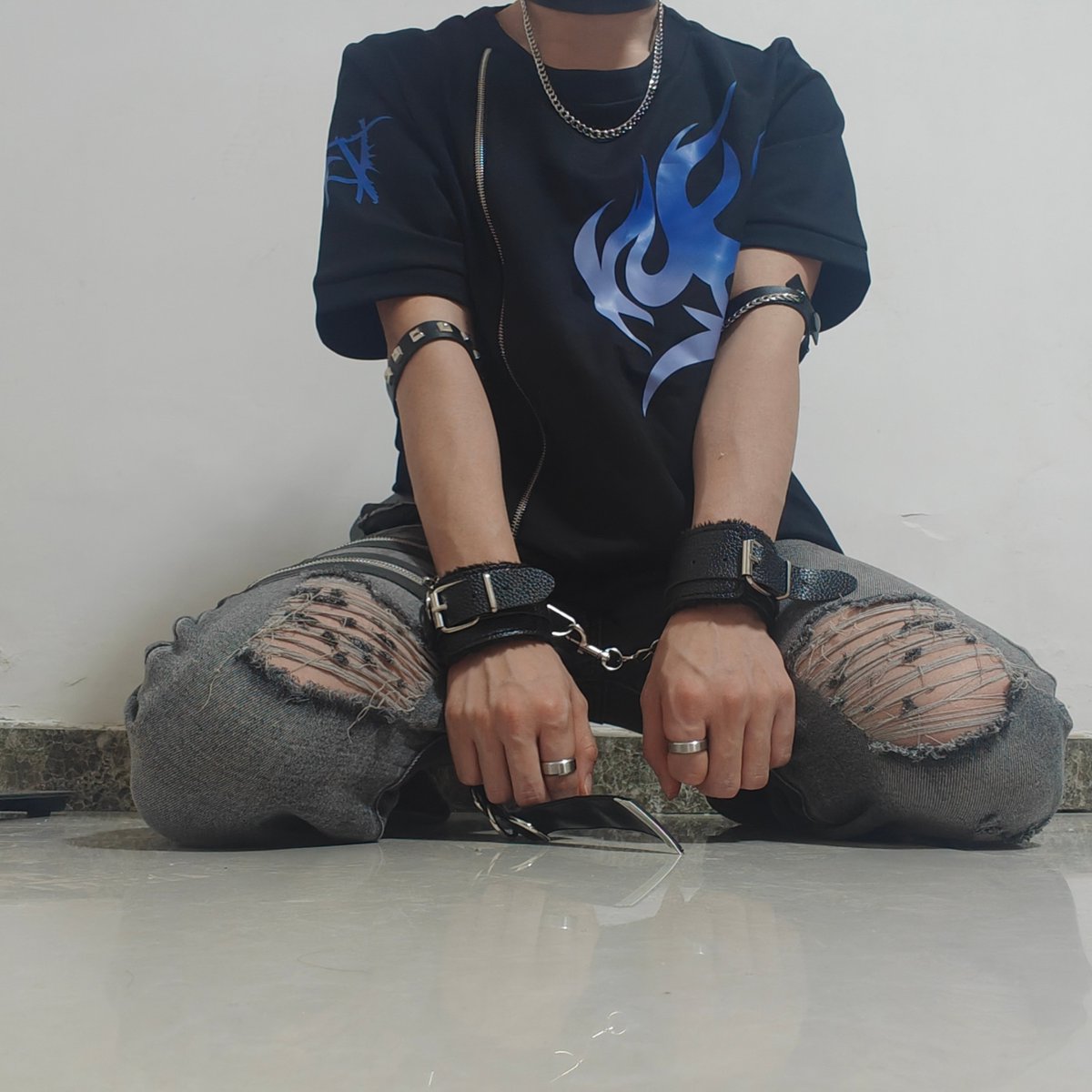 后续：被抓住了。。。你不讲武德带两个人来打，有本事单挑啊！【具体后续你们慢慢脑补x纯粹就是想发图编个小故事】