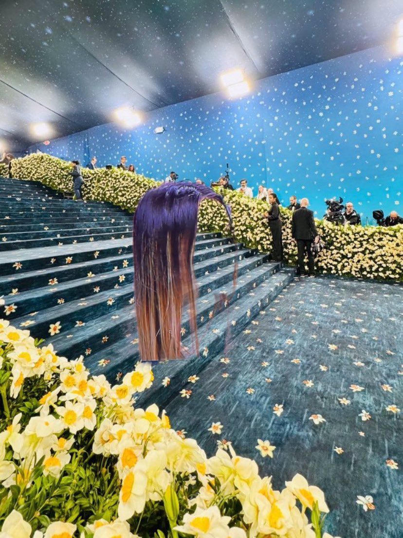 Cabelo oleoso da Rita Matias arrives at the #MetGala.