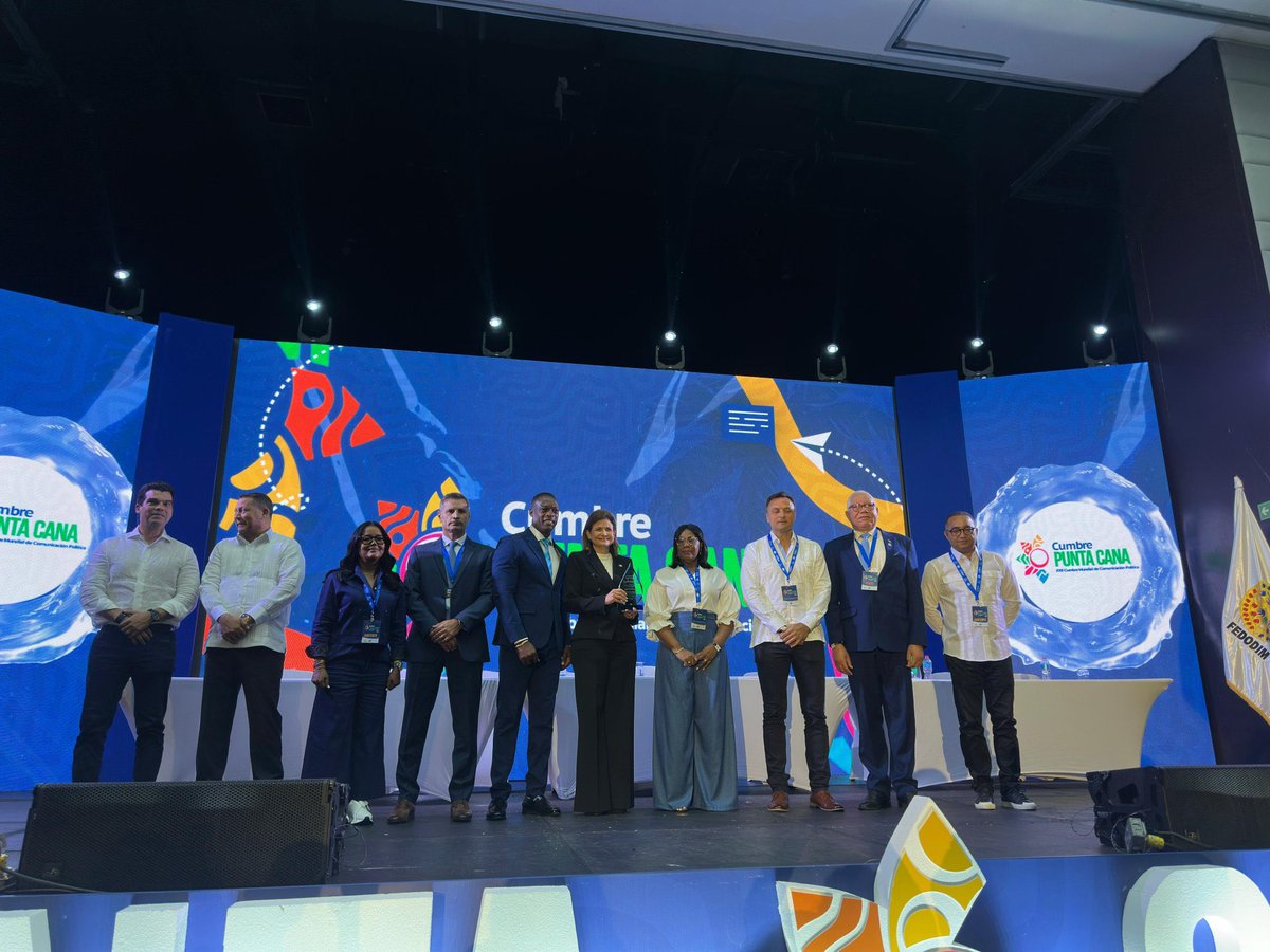 La #CumbrePuntaCana está en pleno auge con la foto oficial. 

Un momento clave para repensar la comunicación política y fortalecer los lazos entre líderes, expertos y ciudadanos. 

¡Juntos por un futuro democrático y transparente! 🌍

💬 <a href="/CumbreCP/">CumbreCP</a> <a href="/CumbreOnline/">Cumbre.Online</a> <a href="/PolitologosD/">Politólogos Digitales</a>