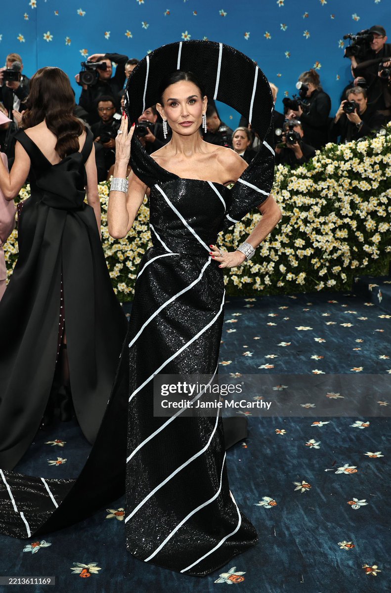 Demi Moore es una corbata gigante y yo amándola!!! #MetGala