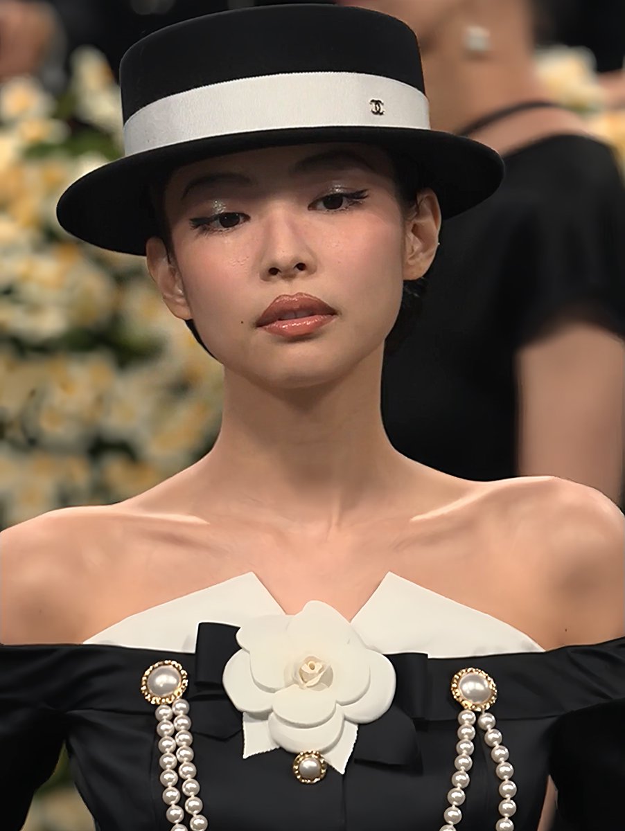 THIS PICTURE??? WOW JENNIE #MetGala