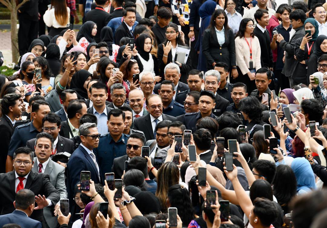 MohdShukriYajid's tweet photo. Glad to join our #MSUrians in shared moments with YAB Dato' Seri Anwar Ibrahim, Prime Minister, at the #TemuAnwarIPTS event. Be reminded of the message to assimilate &amp; disseminate knowledge yet, rooted in good values. @MOHEOfficial @ZambryOfficial @anwaribrahim #TemuAnwar https://t.co/qjPkMvxWo8