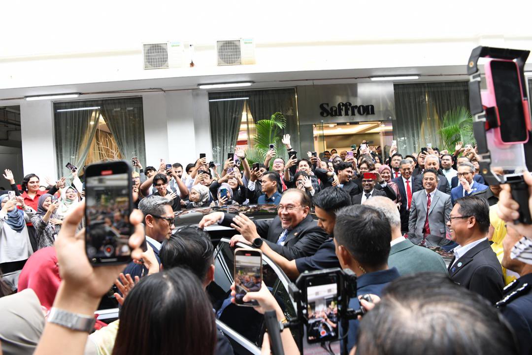 Mohd Shukri Ab Yajid (@mohdshukriyajid) on Twitter photo Glad to join our #MSUrians in shared moments with YAB Dato' Seri Anwar Ibrahim, Prime Minister, at the #TemuAnwarIPTS event. Be reminded of the message to assimilate & disseminate knowledge yet, rooted in good values. <a href="/MOHEOfficial/">Kementerian Pendidikan Tinggi</a> <a href="/ZambryOfficial/">Zambry Abd Kadir</a> <a href="/anwaribrahim/">Anwar Ibrahim</a> #TemuAnwar Glad to join our #MSUrians in shared moments with YAB Dato' Seri Anwar Ibrahim, Prime Minister, at the #TemuAnwarIPTS event. Be reminded of the message to assimilate & disseminate knowledge yet, rooted in good values. <a href="/MOHEOfficial/">Kementerian Pendidikan Tinggi</a> <a href="/ZambryOfficial/">Zambry Abd Kadir</a> <a href="/anwaribrahim/">Anwar Ibrahim</a> #TemuAnwar