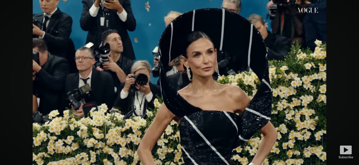 kkrivts's tweet photo. DEMI #demimoore #MetGala2025 #MetGala https://t.co/MQBLdISkvt