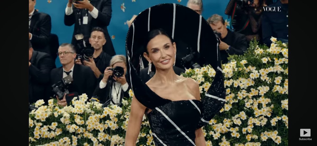 kkrivts's tweet photo. DEMI #demimoore #MetGala2025 #MetGala https://t.co/MQBLdISkvt