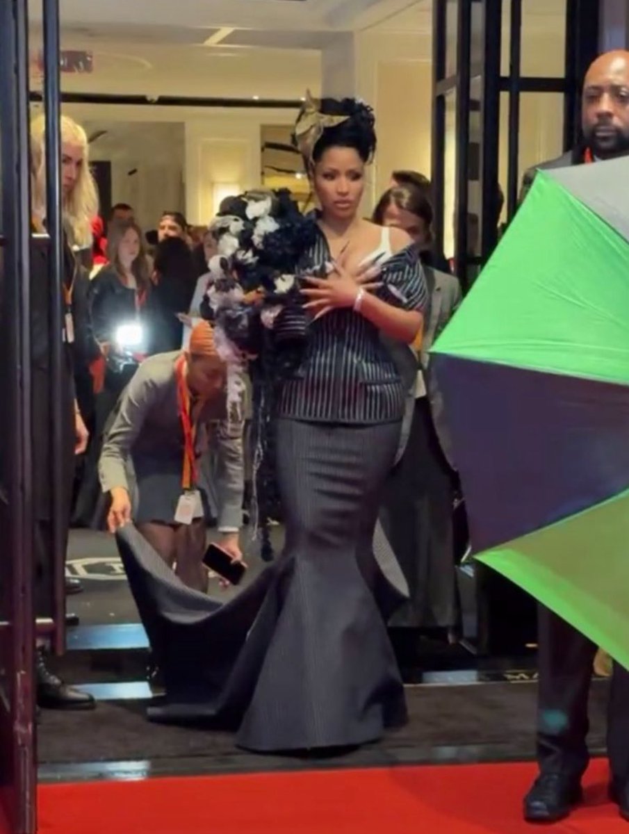 Bahri07_'s tweet photo. Nicki Minaj stuns for the met gala #MetGala https://t.co/qqmJ1BP9he