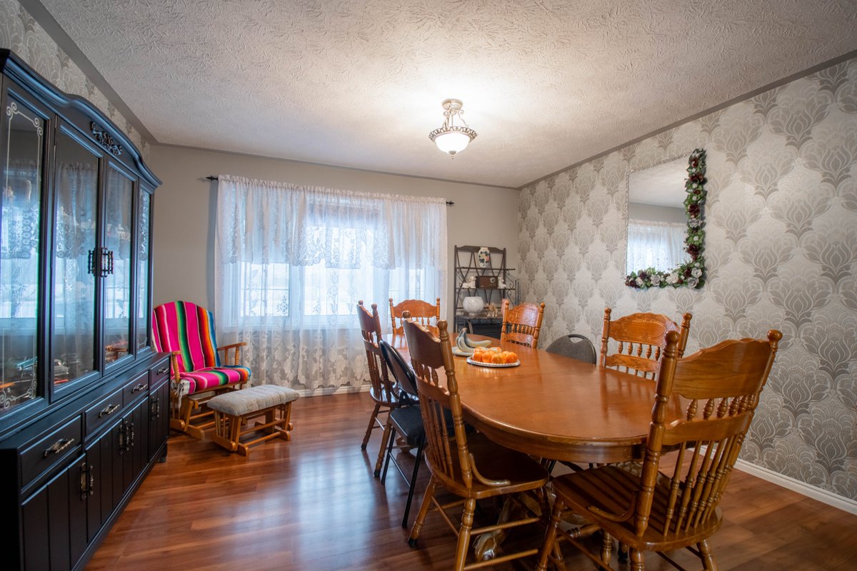 YLRETeam's tweet photo. This peaceful country property boasts numerous features, including a spacious brick ranch home with an attached garage and finished basement. This inviting property has a large lot with scenic country views, an insulated shed, and a heated workshopand much much more! https://t.co/UGPYONGiSi