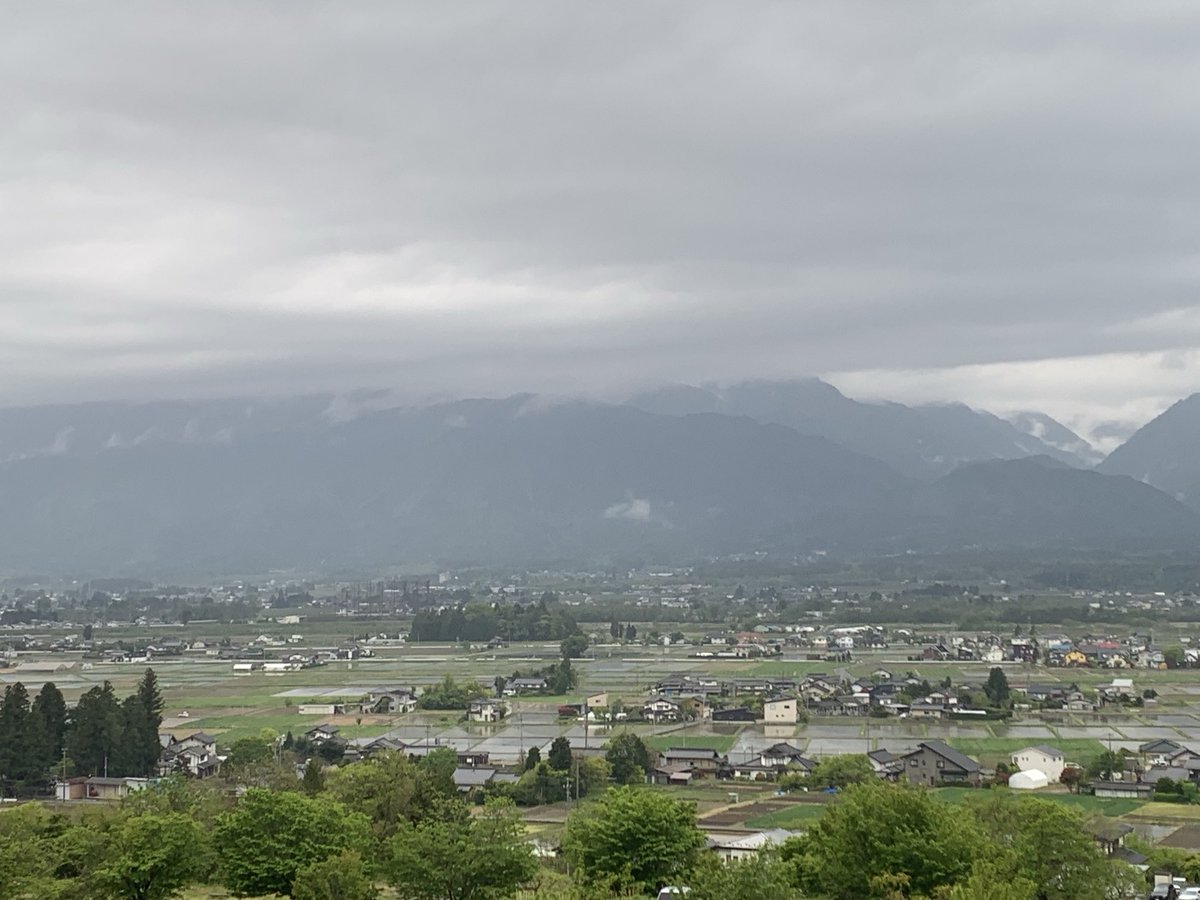 FHMvFD5ICYEB89R's tweet photo. 今日の北アルプス！
雲☁️の中。
田んぼも、田植えが始まりました。 https://t.co/LXrkju4bw6