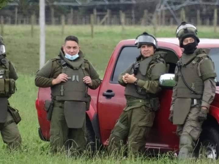 Radio 19 de Abril:
<No son pacos ni milicos, son paramilitares mercenarios de la extrema derecha contratados por las forestales en el Sur. No usan vehículos institucionales, pero si camionetas proporcionadas por las empresas>.