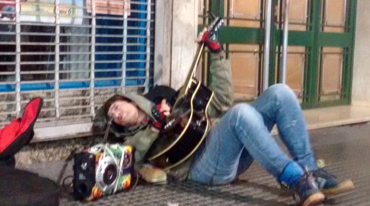 PityRockAndRoll's tweet photo. Año 2016. Pity saliendo de un kiosco se puso a tocar "fuego" y recaudar plata pasando la gorra para un artista callejero. https://t.co/YNTU27cSJA