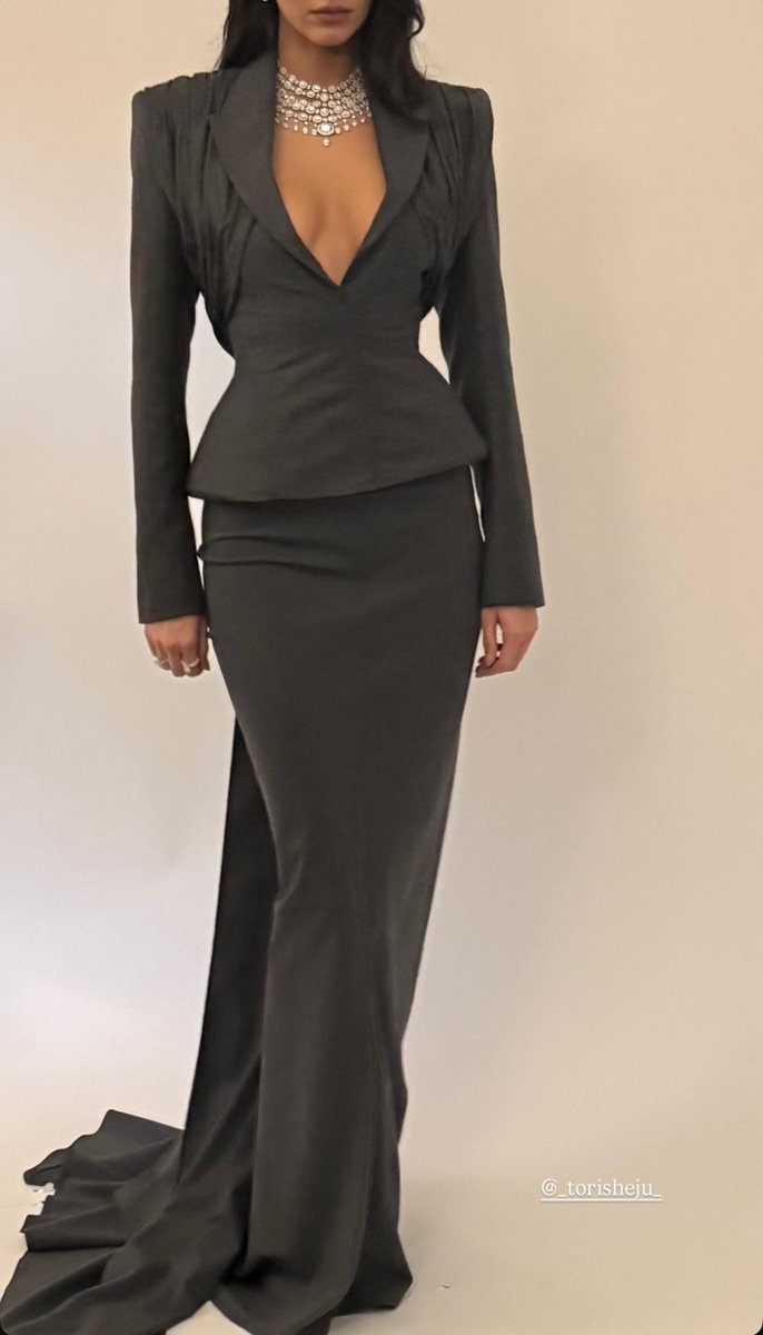 kendallupdater's tweet photo. Kendall Jenner is wearing custom Torishéju Dumi, a rising young Black designer, at the #MetGala2025. https://t.co/3k3FnYjQp0