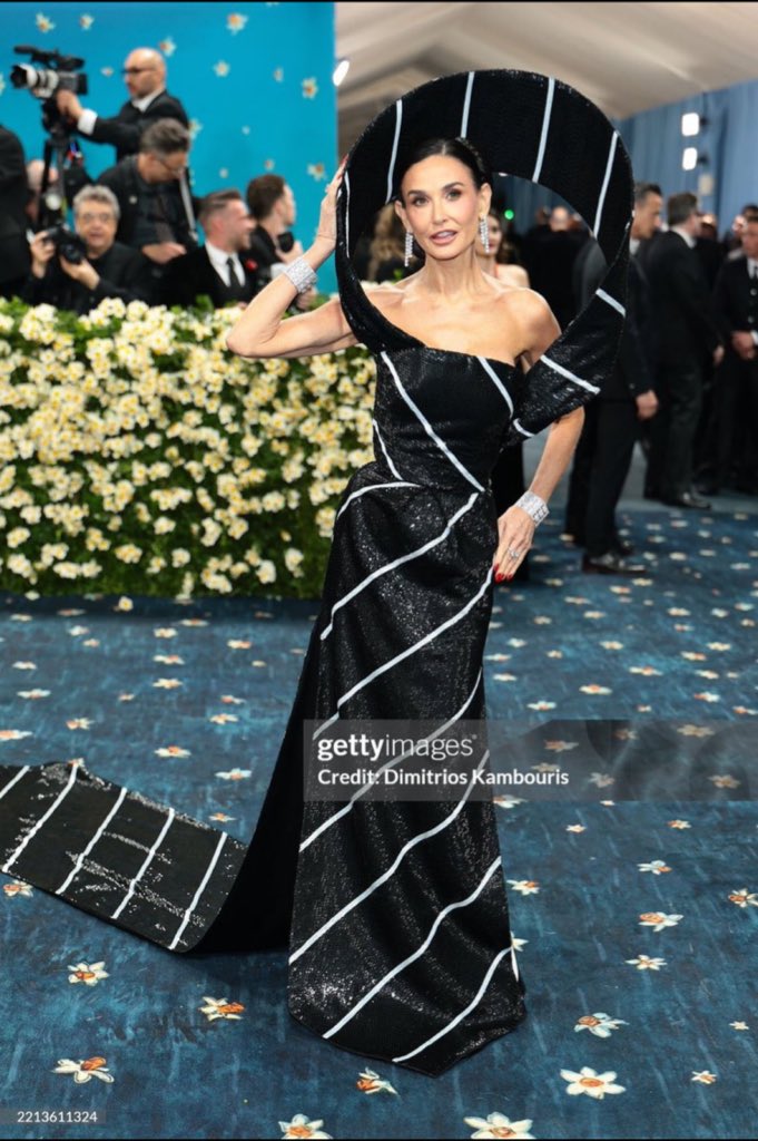 AHORA I 🇺🇸 EEUU: Demi Moore en la Met Gala de New York.