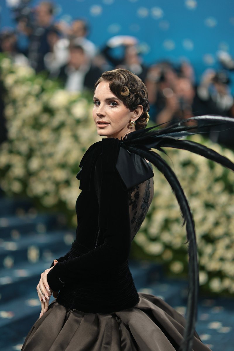 BritishVogue's tweet photo. Former cover star, Lana Del Rey, arrives to the #MetGala2025. See all the latest arrivals here: https://t.co/IXVew6QBHp https://t.co/hs24hzN29z