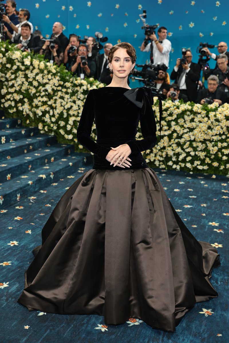 BritishVogue's tweet photo. Former cover star, Lana Del Rey, arrives to the #MetGala2025. See all the latest arrivals here: https://t.co/IXVew6QBHp https://t.co/hs24hzN29z