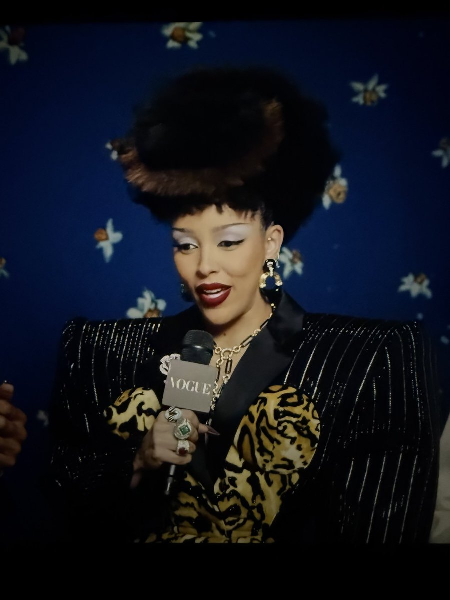 kkrivts's tweet photo. Doja Catttttt #DOJACATCRACK #dojacat #MetGala2025 #MetGala https://t.co/zatZecYSns