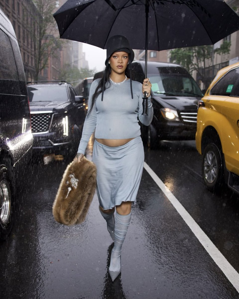 notgwendalupe's tweet photo. Rihanna pregnancy announcements https://t.co/S6KC2taOqY